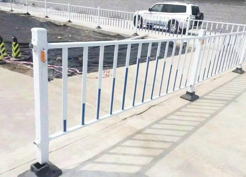 道路中心隔离护栏的常用标准